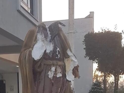 Distrugge a pugni la statua di San Bartolomeo: la furia dell'egiziano