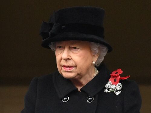 Londra, la Regina Elisabetta per la prima volta non depone i fiori per i caduti