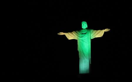 Il Cristo di Rio illuminato per l'apertura dei Giochi 7