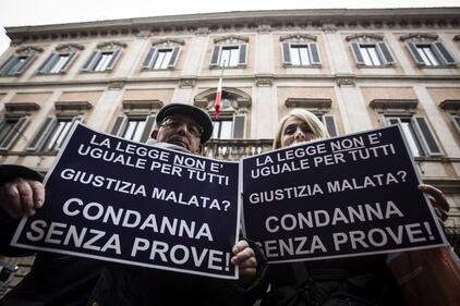 Blitz delle forze dell'ordine: rimosso lo striscione "È colpo di Stato" 10