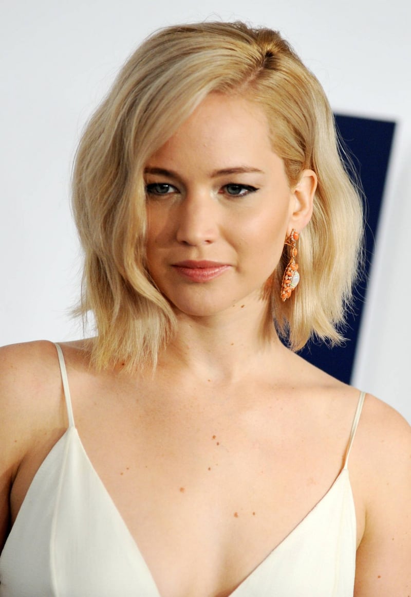 Jennifer Lawrence senza reggiseno alla première di Joy 19