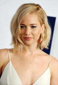 Jennifer Lawrence senza reggiseno alla première di Joy 19