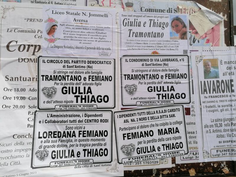 Il funerale di Giulia Tramontano: folla e palloncini bianchi per l'ultimo addio 3