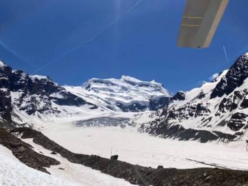Crollo sul ghiacciaio tra Italia e Svizzera: travolti 17 alpinisti, 2 morti