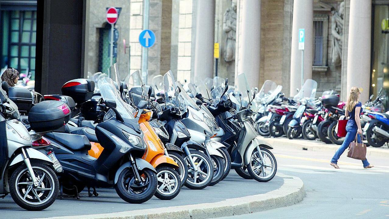 Parcheggi, la rivolta degli scooteristi