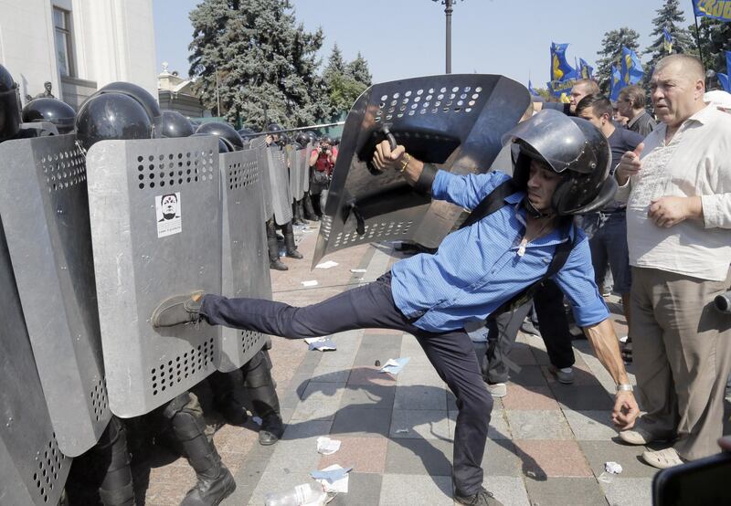Gli scontri davanti al Parlamento di Kiev 18