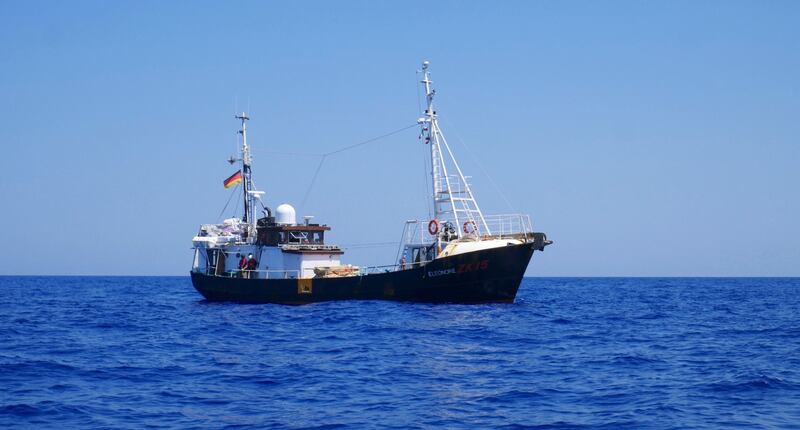 La nave della Ong tedesca Eleonore durante i soccorsi al largo della Libia 3