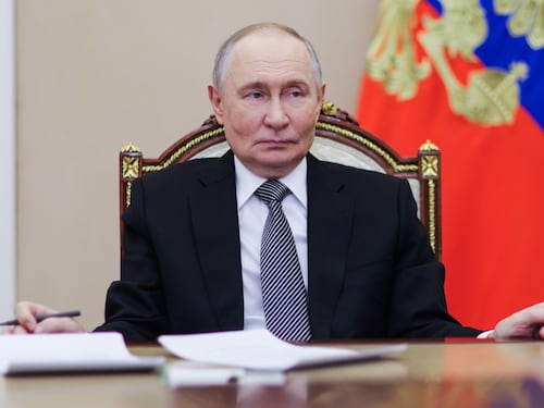 Trump affonda l’Ue. "Nazioni decadenti con leader deboli". L’ultimatum a Kiev