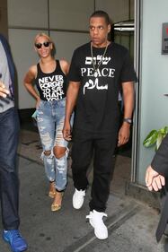 Beyonce a New York, jeans strappati e curve mozzafiato 3