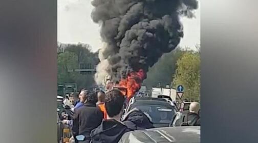 Dà fuoco a un autobus nel milanese: il rogo in strada 1