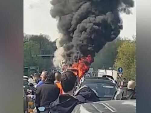 Dà fuoco a un autobus nel milanese: il rogo in strada