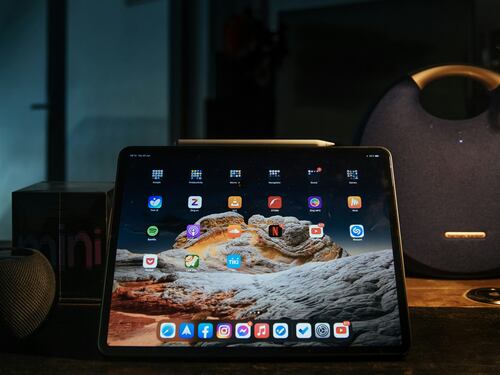 Siri "spiava" e registrava gli utenti. Apple decide di patteggiare ma precisa: "Dati mai usati o venduti"
