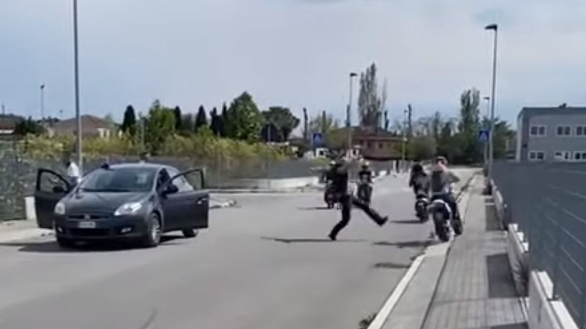 Gare clandestine, il vigile tenta di bloccare lo scooter con un calcio