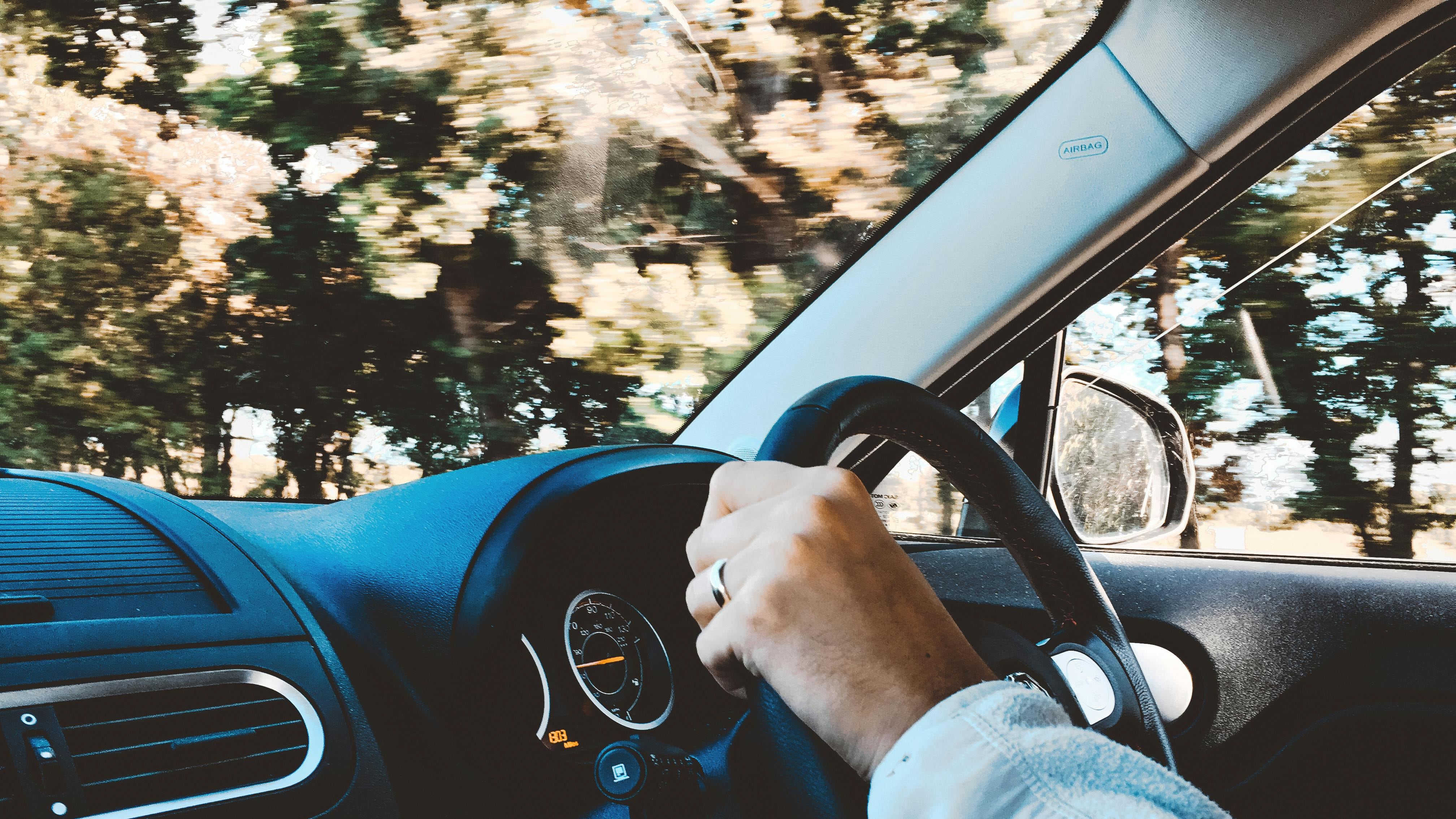 Guidi l’auto di un altro, occhio ai rischi: cosa sapere per evitare le sanzioni