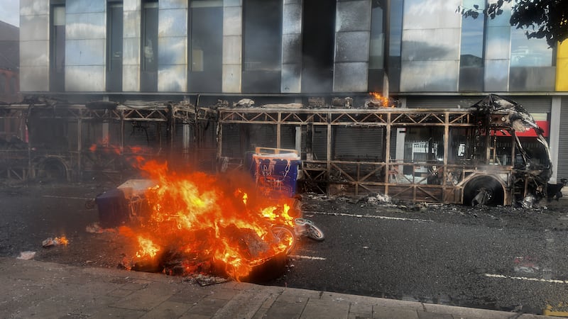 Belfast in rivolta: le immagini delle proteste anti migranti 4