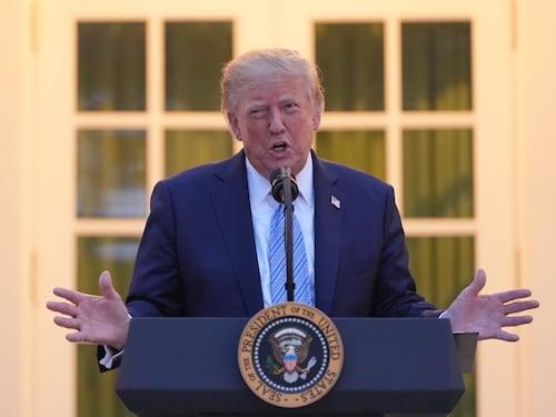 E Trump bandisce tre testate dalla Casa Bianca