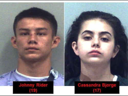 Usa, due adolescenti massacrano i nonni poi organizzano un droga party