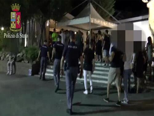 Stacca un dito al rivale e lo mangia: rissa choc tra stranieri a Rimini