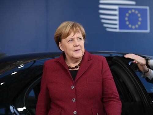 Quel dubbio di Merkel sulla Ue: prendersi la Bce o la Commissione?