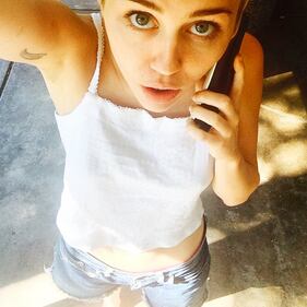 Miley Cyrus, pene finto sulla faccia 4