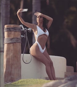 Kim Kardashian, maglietta bagnata senza reggiseno 2