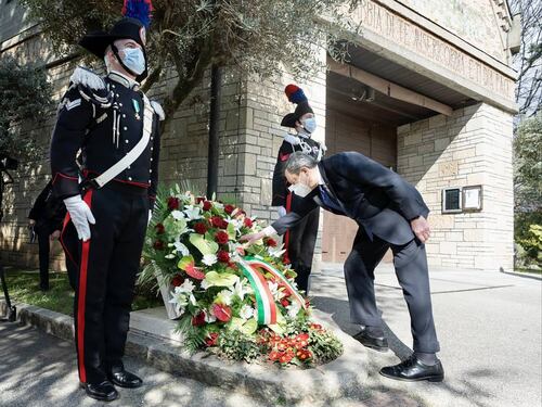 Il primo "18 Marzo" con bandiere a lutto. E Francesco prega per i 100mila morti