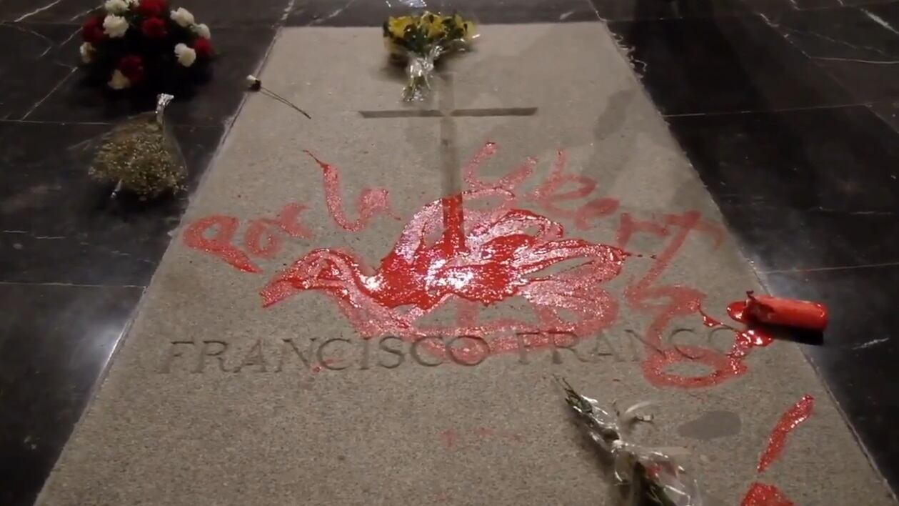 Imbratta la tomba di Francisco Franco: scultore arrestato in Spagna