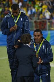 Olimpiadi, oro storico per le isole Fiji: la squadra di rugby in ginocchio sul podio per la principessa Anna 4