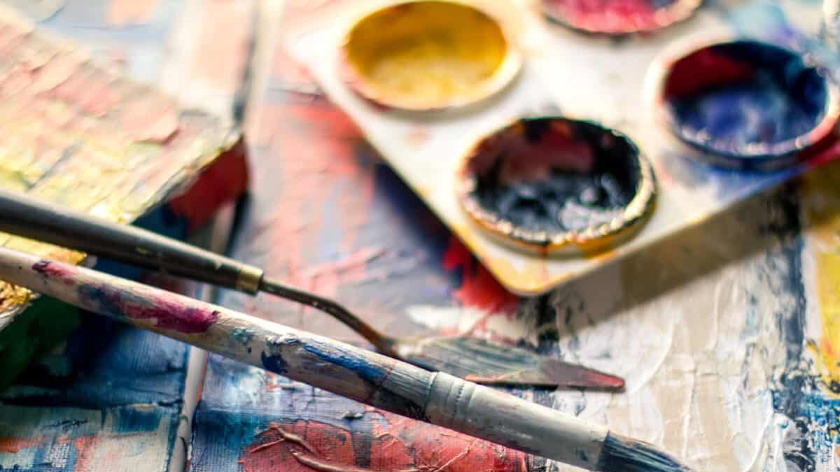 Non paga le opere d'arte e si barrica in casa: truffatore denunciato