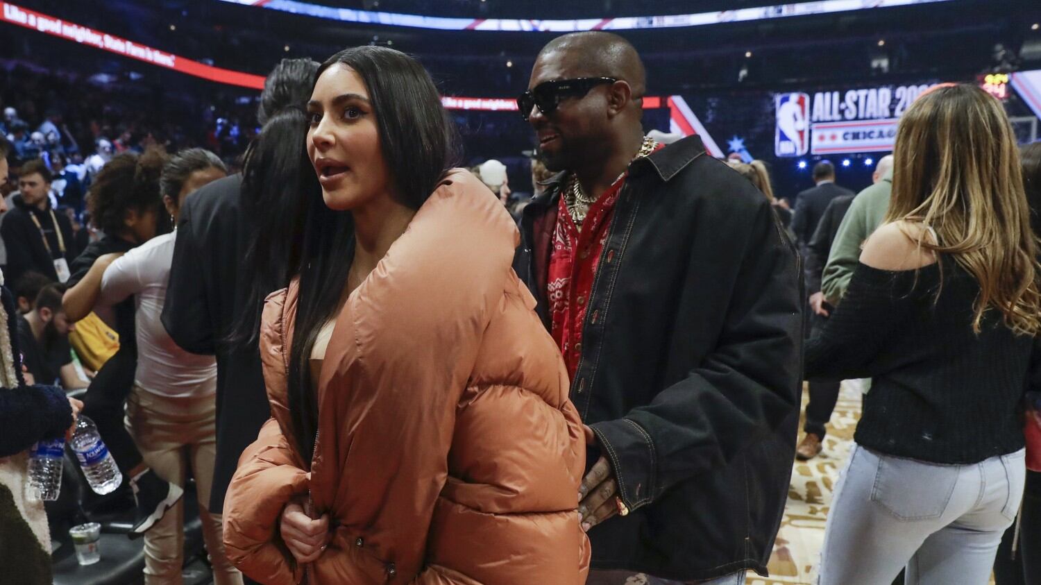 Kim e Kourtney Kardashian si prendono a pugni