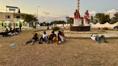 Migranti bivaccati in una piazzetta di Zarzis.