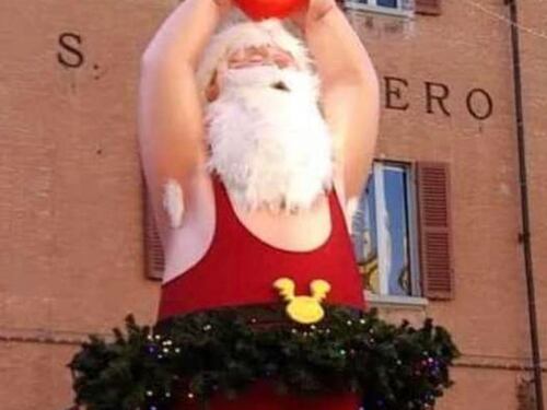 Babbo Natale in tutù: scoppia la polemica a Modena