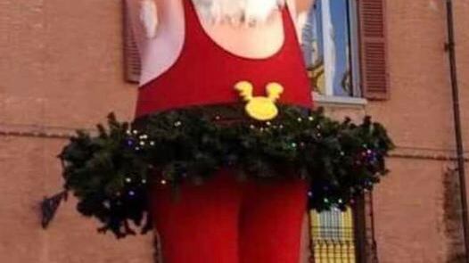 Babbo Natale in tutù: scoppia la polemica a Modena
