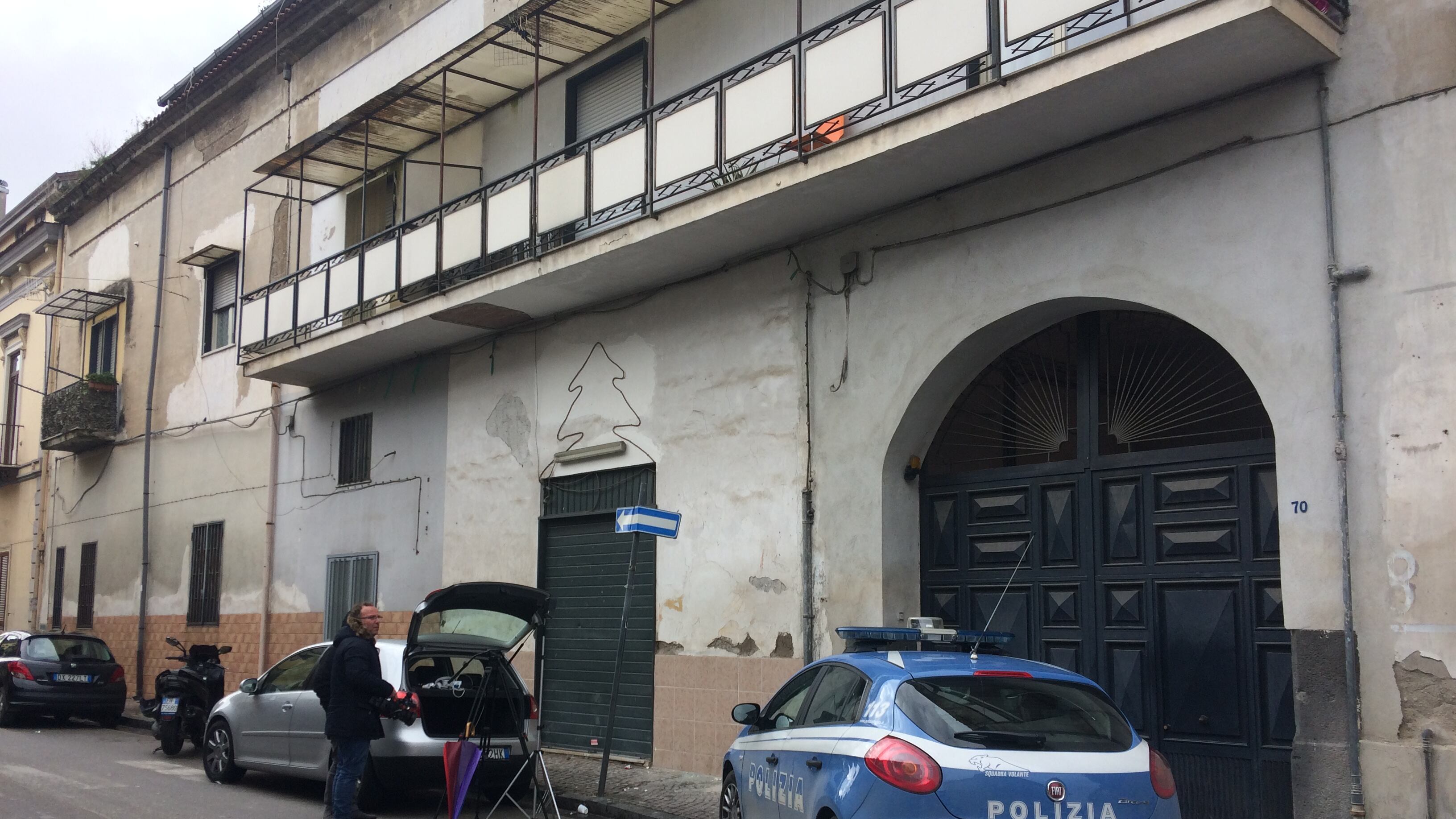 Agenti indagano su litigio di coppia: coniuge li prende a morsi