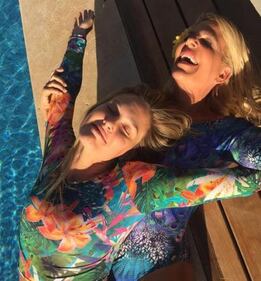 Bar Refaeli, addio al nubilato in piscina 2