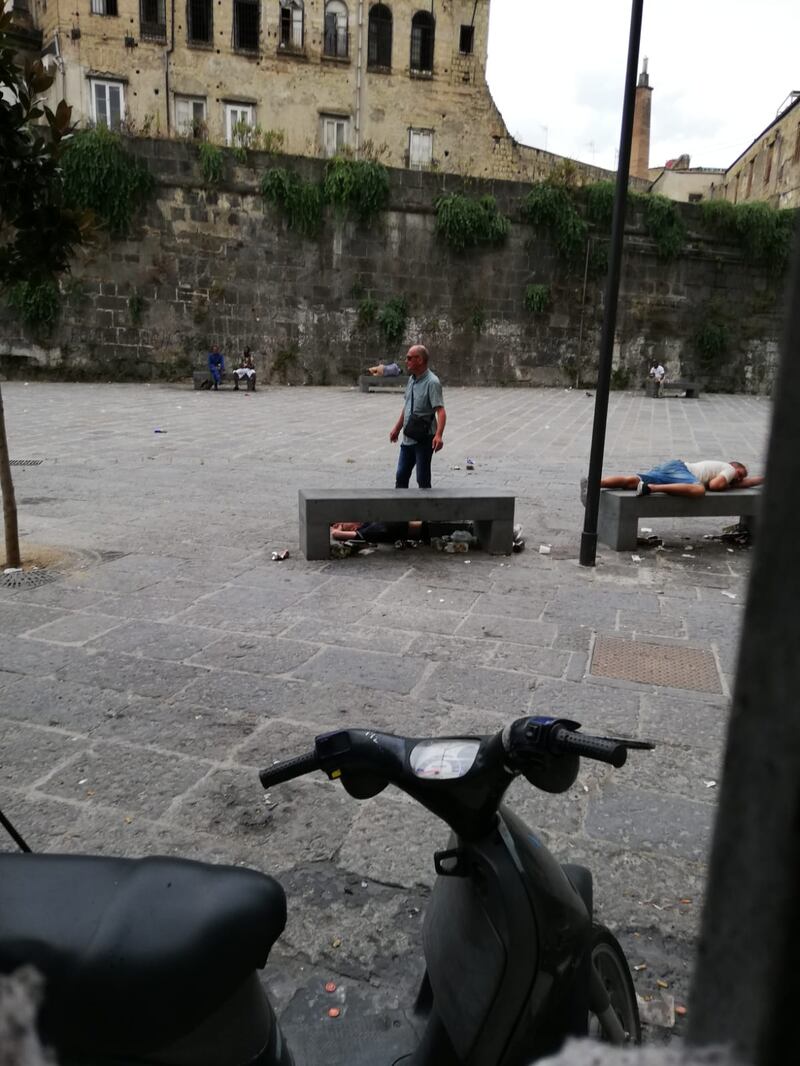 Napoli, ubriaconi e tossici a Porta Capuana  2