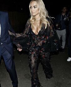 Rita Ora nuda per Natale 11
