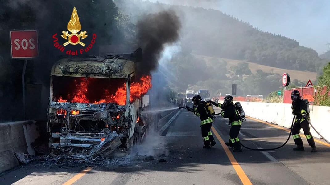 Incendio di un camion in A1, traffico in tilt tra Firenze e Mugello