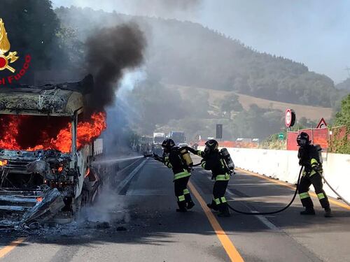Incendio di un camion in A1, traffico in tilt tra Firenze e Mugello