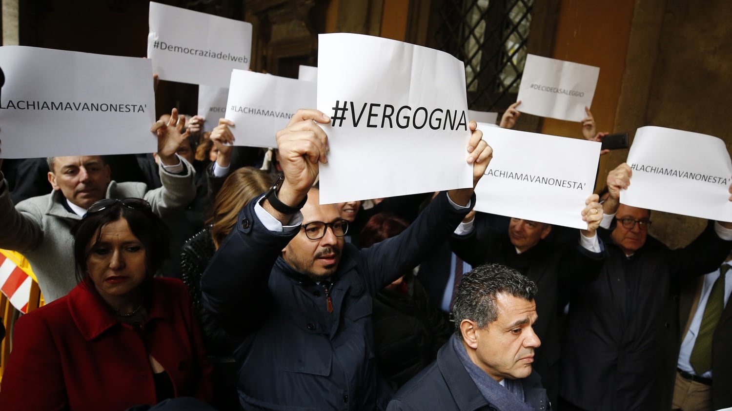 Il Pd protesta coi 5 Stelle, Giarrusso mima le manette