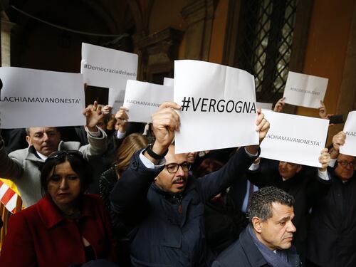 Il Pd protesta coi 5 Stelle, Giarrusso mima le manette