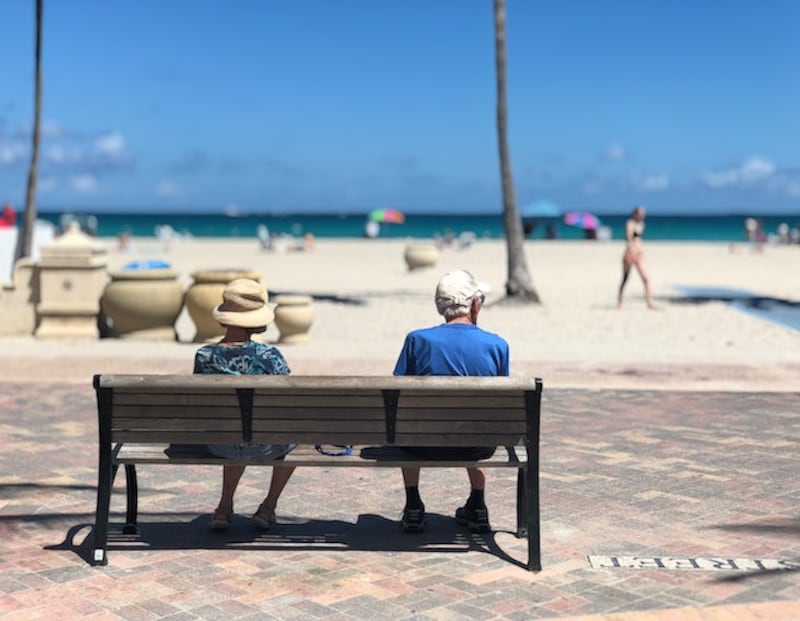 Senior seduti sulla panchina davanti al mare