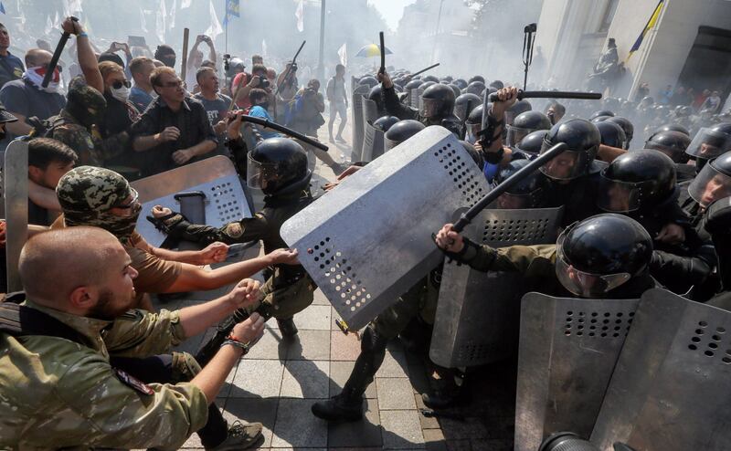 Gli scontri davanti al Parlamento di Kiev 1