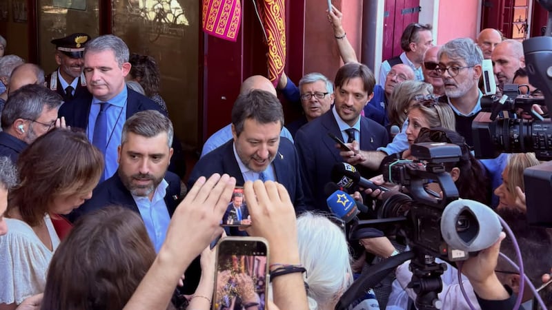 “Non me la sentivo di proseguire”. Il plauso di Salvini e Piantedosi al sindaco che ha interrotto il giuramento di cittadinanza