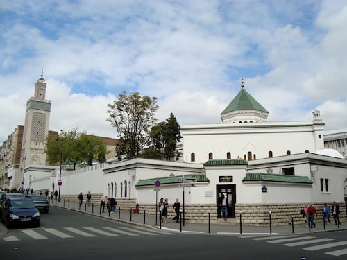 Il governo Macron chiude moschea radicale: "Sermoni contro cristiani, ebrei e gay"
