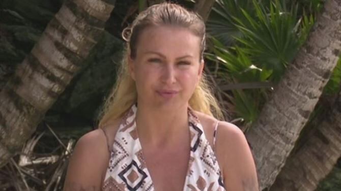 Isola dei Famosi, Eva Henger rincara la dose: "Monte ha fumato. Noi abbiamo rischiato l'arresto"