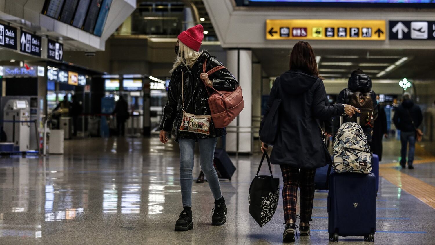 Arriva il passaporto vaccinale: tre alternative per "salvare l'estate"