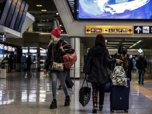 Arriva il passaporto vaccinale: tre alternative per "salvare l'estate"