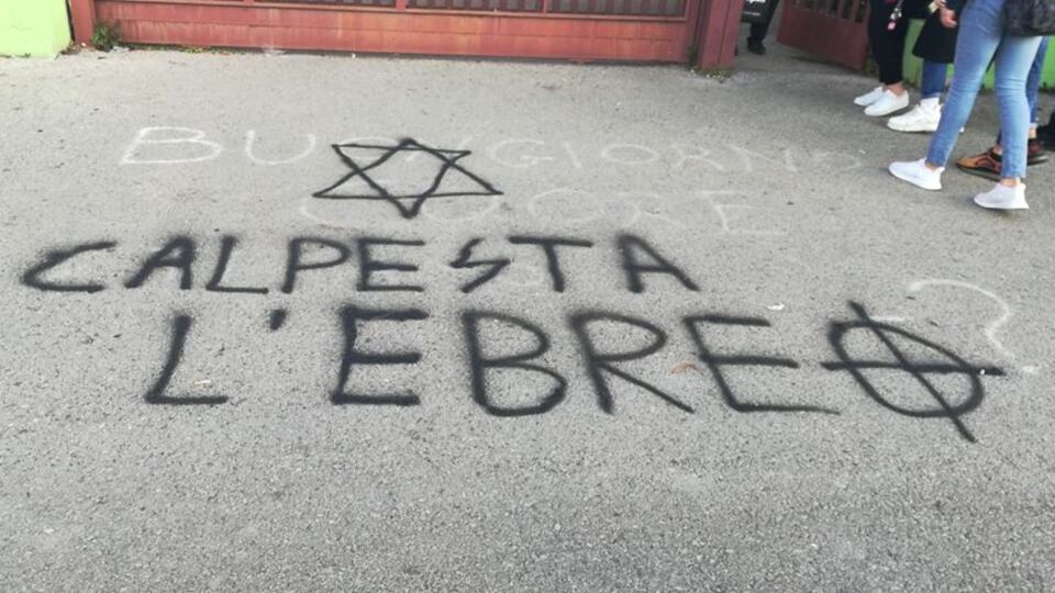 Pomezia, scritte antisemite di fronte all'ingresso del liceo: "Calpesta l'ebreo"