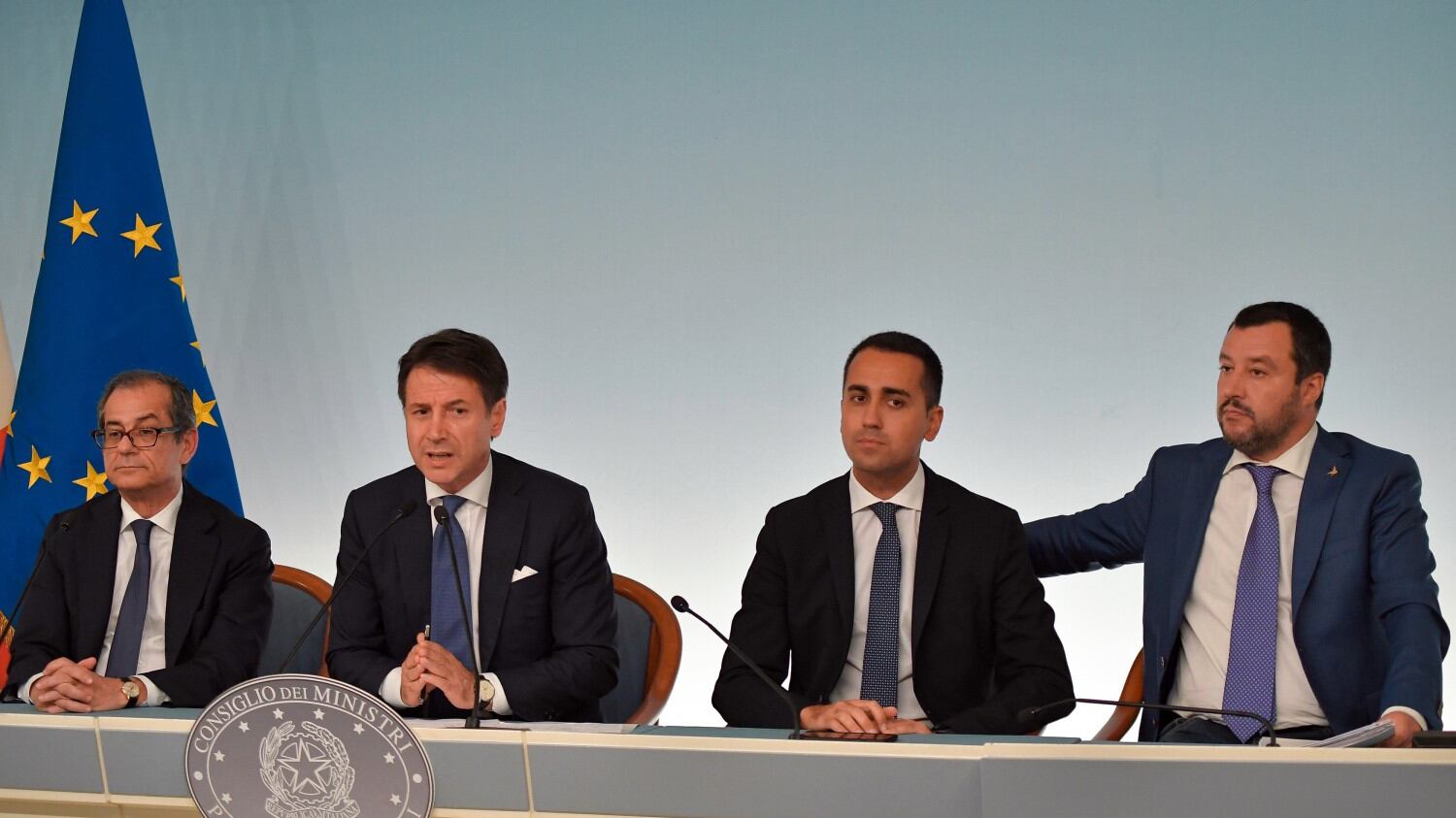 Rush finale sulla manovra Il "reddito" si rimpicciolisce